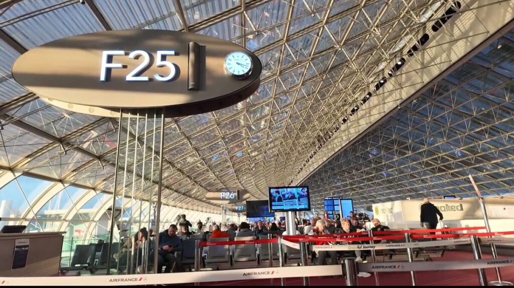 CDG F25ゲート前
